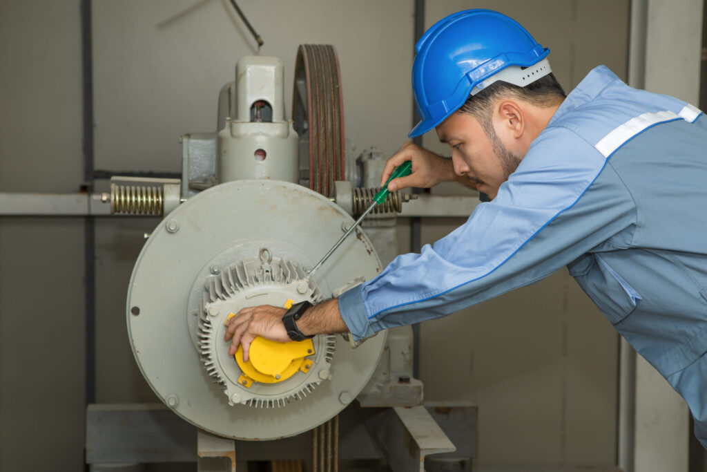 Service aannemer werkt aan de lift
