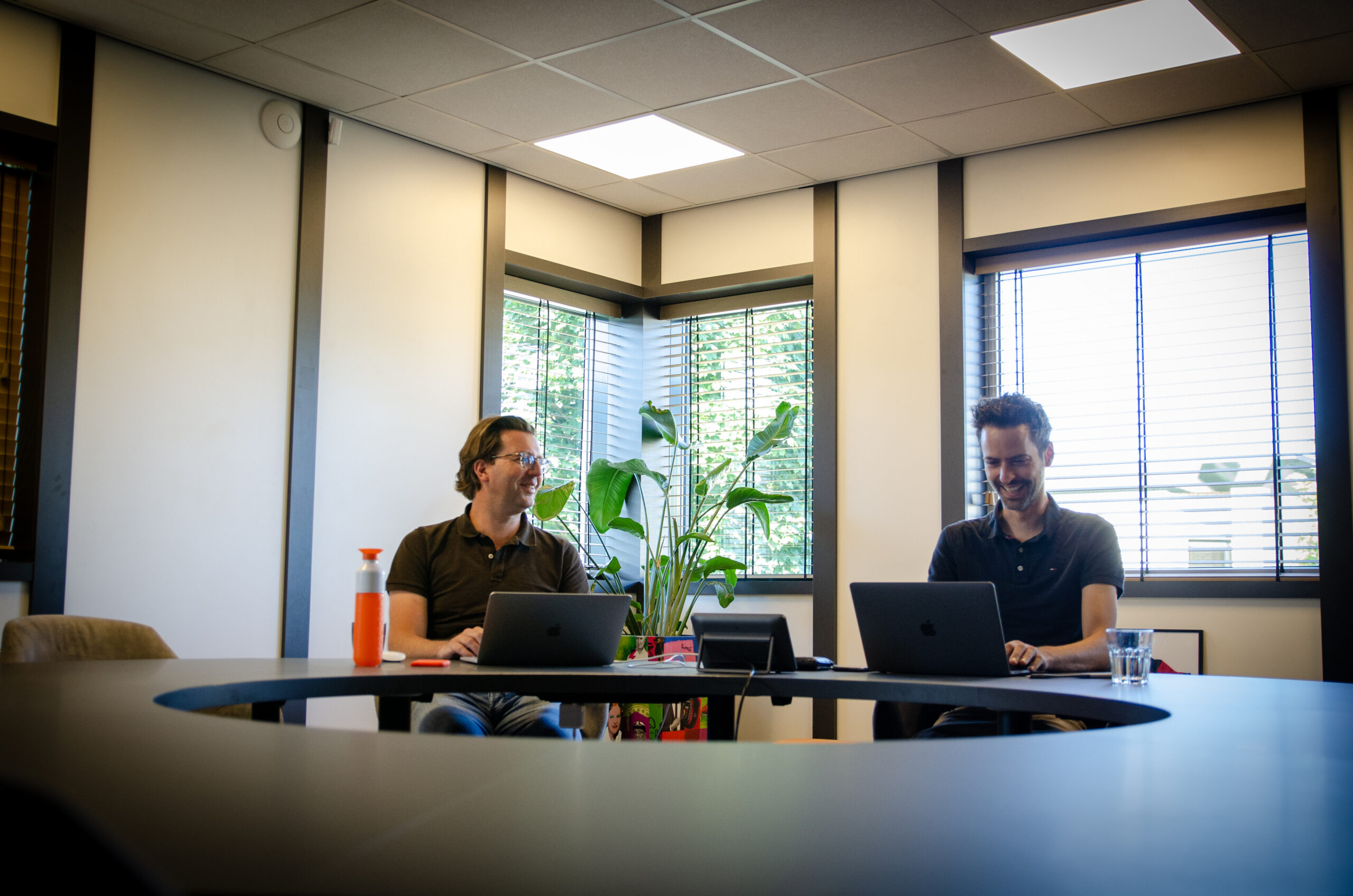 Jeroen en Ivo in overleg