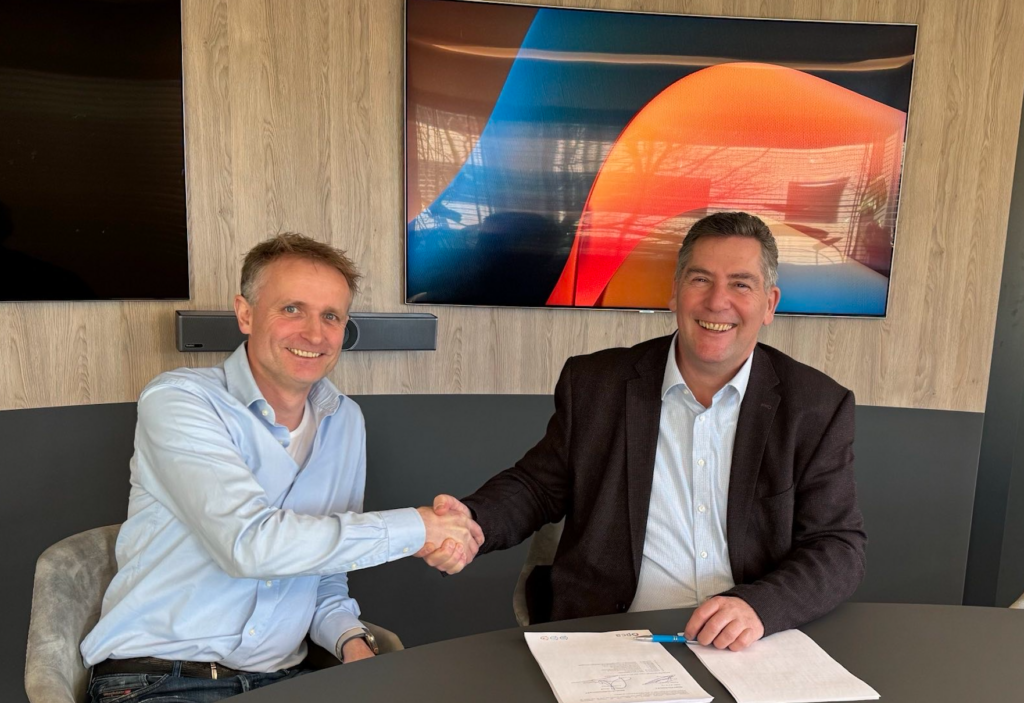 Willem Verhoef en Maurice Tijs tekenen contract opnieuw.